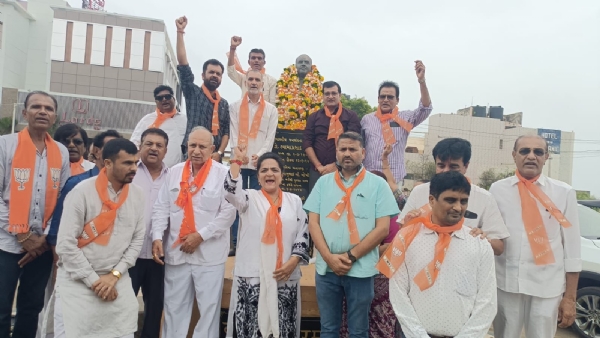 પોરબંદર ભાજપ દ્વારા ડો.ડૉ.શ્યામા પ્રસાદ મુખર્જીને પુષ્પાંજલિ અર્પણ કરી.