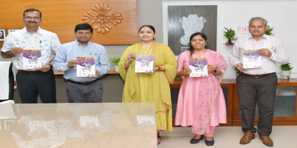 દિવ્યાંગજનો માટે માર્ગદર્શનરૂપ “દિવાદાંડી” પુસ્તકનું વિમોચન કરતા મંત્રી ભાનુબેન બાબરીયા