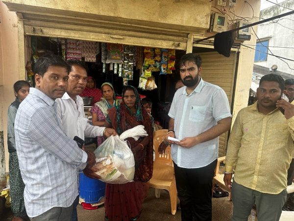 ભારે વરસાદ ને લઇ થયેલ તારાજી મા અસર ગ્રસ્ત ની વ્હારે આવ્યા જાંબુઘોડા ના યુવા સરપંચ જીત દેસાઈ-૧