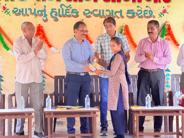 પોરબંદર કલેકટરએ દેગામ અને સીમાણીમાં શાળાના બાળકોને પ્રવેશ અપાવ્યો પોરબંદર કલેકટરએ દેગામ અને સીમાણીમાં શાળાના બાળકોને પ્રવેશ અપાવ્યો