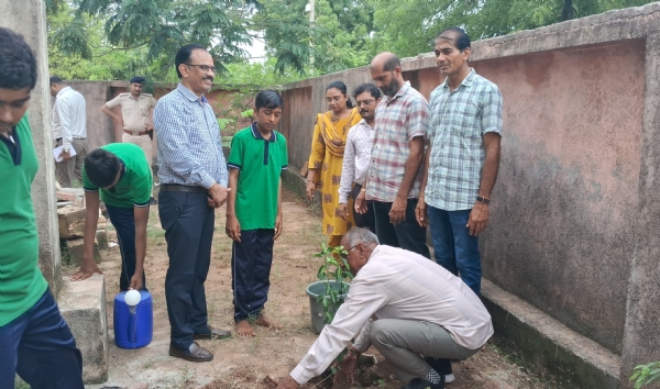 પોરબંદર કલેકટરએ દેગામ અને સીમાણીમાં શાળાના બાળકોને પ્રવેશ અપાવ્યો પોરબંદર કલેકટરએ દેગામ અને સીમાણીમાં શાળાના બાળકોને પ્રવેશ અપાવ્યો