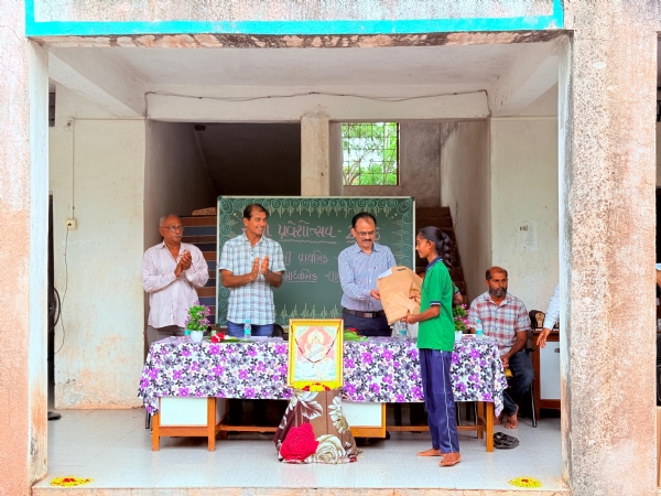 પોરબંદર કલેકટરએ દેગામ અને સીમાણીમાં શાળાના બાળકોને પ્રવેશ અપાવ્યો પોરબંદર કલેકટરએ દેગામ અને સીમાણીમાં શાળાના બાળકોને પ્રવેશ અપાવ્યો