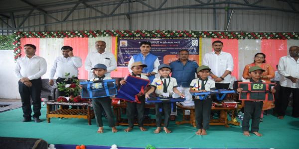 ઊના પ્રવેશોત્સવનો પ્રથમ દિવસશિક્ષણ રાજ્યમંત્રી પ્રફુલભાઈ પાનસેરીયાના હસ્તે આમોદ્રા ખાતે ઉલ્લાસભેર શાળાપ્રવેશ કરતા બાળકો