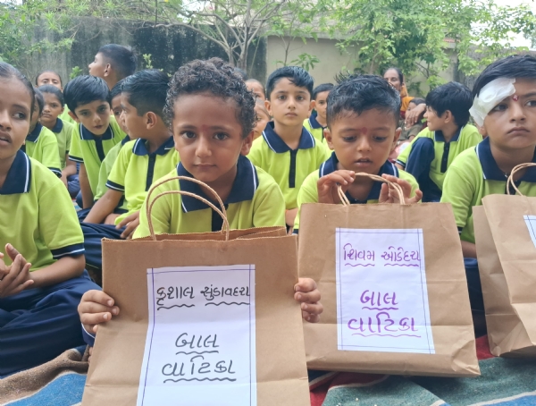 પોરબંદર કલેકટરએ દેગામ અને સીમાણીમાં શાળાના બાળકોને પ્રવેશ અપાવ્યો પોરબંદર કલેકટરએ દેગામ અને સીમાણીમાં શાળાના બાળકોને પ્રવેશ અપાવ્યો