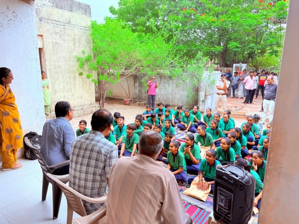 પોરબંદર કલેકટરએ દેગામ અને સીમાણીમાં શાળાના બાળકોને પ્રવેશ અપાવ્યો પોરબંદર કલેકટરએ દેગામ અને સીમાણીમાં શાળાના બાળકોને પ્રવેશ અપાવ્યો