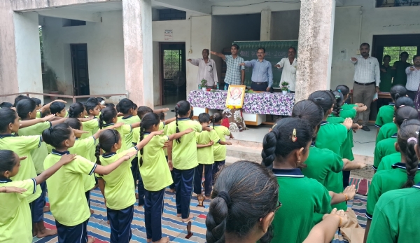 પોરબંદર કલેકટરએ દેગામ અને સીમાણીમાં શાળાના બાળકોને પ્રવેશ અપાવ્યો પોરબંદર કલેકટરએ દેગામ અને સીમાણીમાં શાળાના બાળકોને પ્રવેશ અપાવ્યો