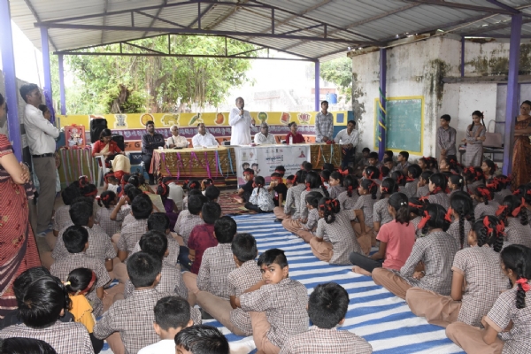 શાળા પ્રવેશોત્સવની સાથે બાળકો અને વાલીઓએ પર્યાવરણ સંરક્ષણના સંકલ્પ લીધા.