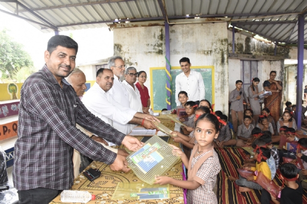 શાળા પ્રવેશોત્સવની સાથે બાળકો અને વાલીઓએ પર્યાવરણ સંરક્ષણના સંકલ્પ લીધા.
