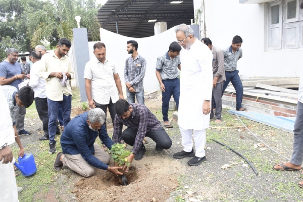 ધારાસભ્ય અર્જુન મોઢવાડિયાએ વિસાવાડા ખાતે બાળકોને શાળામાં પ્રવેશ કરાવ્યો.