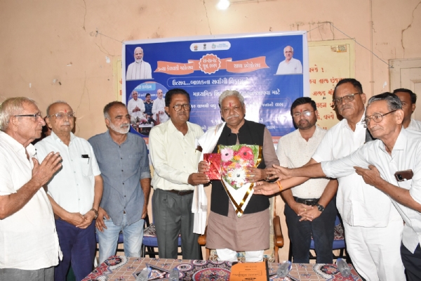 Food and Civil Supplies Minister Bhikhusinhji Parmar was present at Hafsabad Chhapra Primary School, Saira High School in Modasa taluka.
