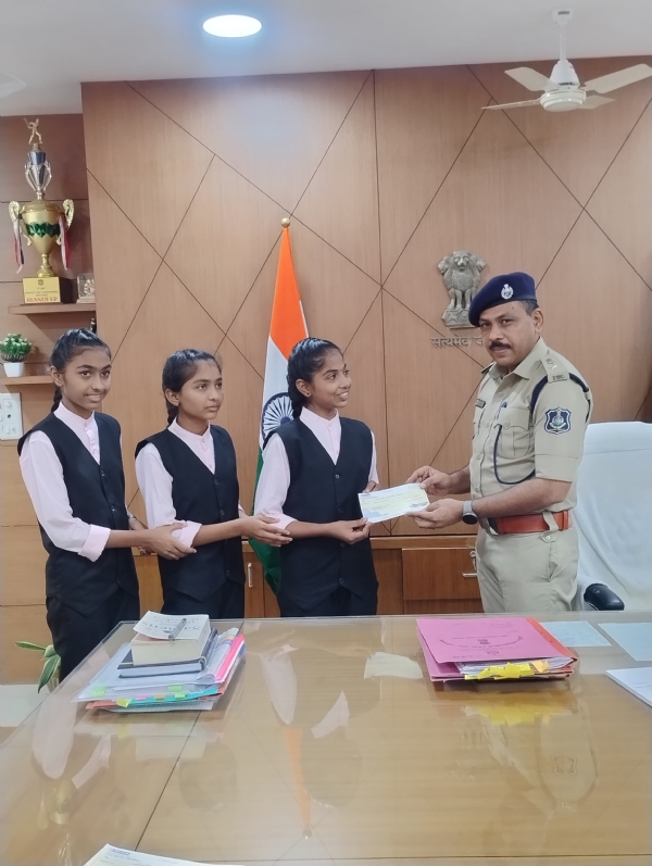 અધિક્ષક મનોહરસિંહ જાડેજાના હસ્તે રોકડ પુરસ્કાર અધિક્ષક મનોહરસિંહ જાડેજાના હસ્તે રોકડ પુરસ્કાર