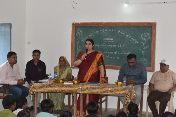 At Matoda Primary School in Khedbrahma, the School Entrance Festival and Girl Education Festival were celebrated in the presence of Dr. Ratankanwar Gadhvicharan.