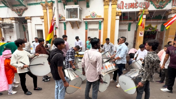પોરબંદરમાં રામદેપીરની ભવ્ય શોભાયાત્રા યોજાઈ.
