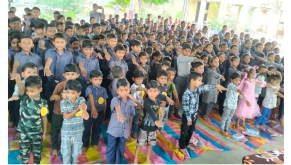 મંડેર ગામ ખાતે જિલ્લા પંચાયત પ્રમુખએ  બાળકોને શાળા પ્રવેશ કરાવ્યો.