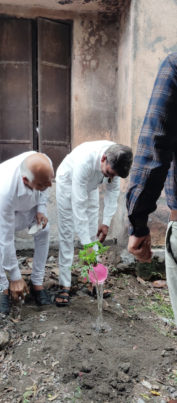 મંડેર ગામ ખાતે જિલ્લા પંચાયત પ્રમુખએ  બાળકોને શાળા પ્રવેશ કરાવ્યો.