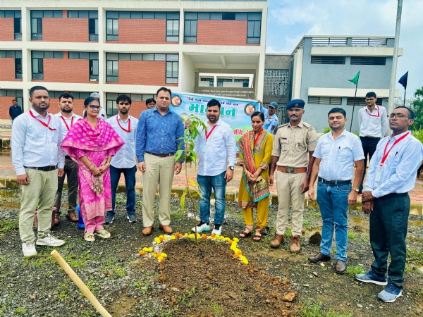 વાગલખોડ એએમઆરએસ ખાતે શાળા પ્રવેશોત્સવમાં ભરૂચ જિલ્લા કલેક્ટરે હાજરી આપી