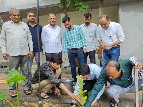 ગૃહ વિભાગના ઉપ સચિવ  વેદાંત એન જોષીએ બળેજ અને ગેરેજ ગામોની શાળાઓમાં બાળકોને પ્રવેશ કરાવ્યો.