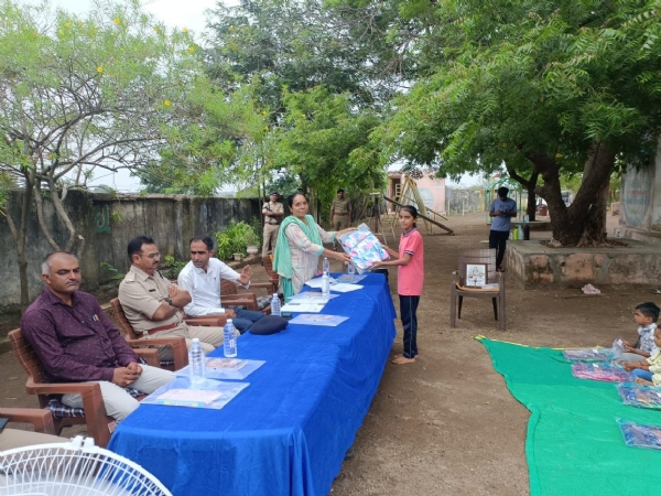 પોરબંદર જિલ્લા પોલીસ વડાએ ભેટકડી અને અડવાણા ખાતે બાળકોને ઉમળકાભેર શાળામાં પ્રવેશ કરાવ્યો.