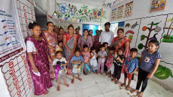 *A tree plantation program was organized along with the school entrance festival under the Kanya Kelvani Mahotsav in Aravalli: Sathamba village*
