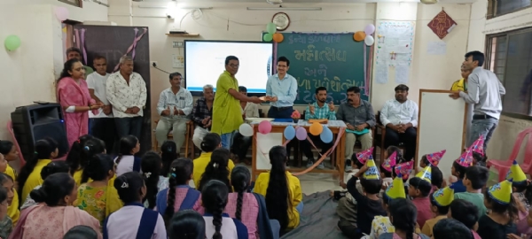 ગૃહ વિભાગના ઉપ સચિવ  વેદાંત એન જોષીએ બળેજ અને ગેરેજ ગામોની શાળાઓમાં બાળકોને પ્રવેશ કરાવ્યો.