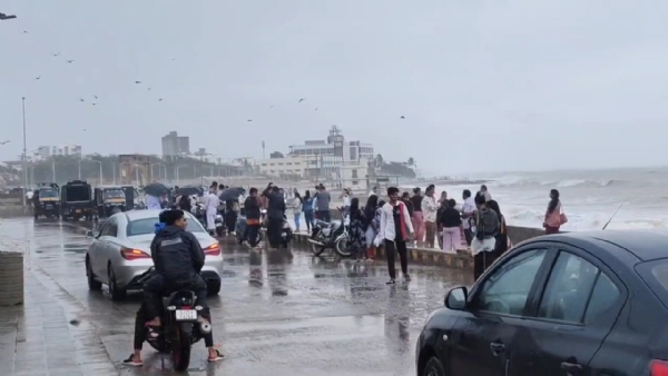 દરિયાકાંઠે લોકો જીવન જોખમે સેલ્ફી લેતા લોકો.