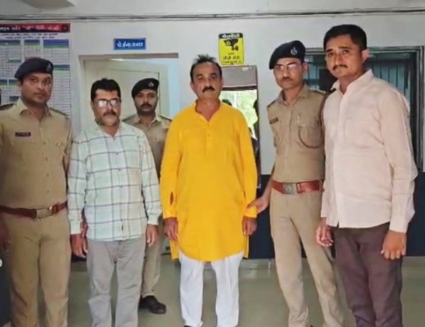 મનરેગા યોજના કૌભાંડમાં કોંગ્રેસ નેતા હીરા જોટવા અને તેના પુત્ર દિગ્વિજયની ધરપકડ