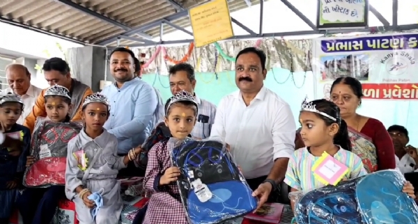 સોમનાથ ટ્રસ્ટે સ્કુલબેગ આપી આવકાર્યા