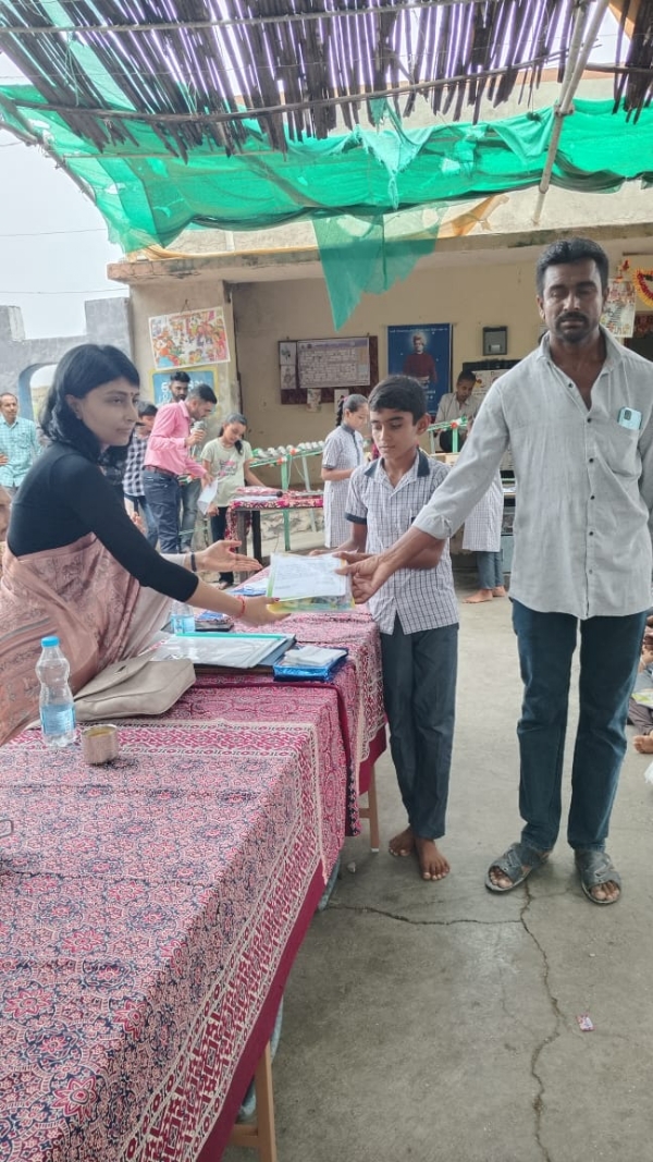 ખાપટ ક્લસ્ટરની શાળાઓમાં બાળકોને મહેસૂલ વિભાગના ઉપસચિવએ પ્રવેશ કરાવ્યો.