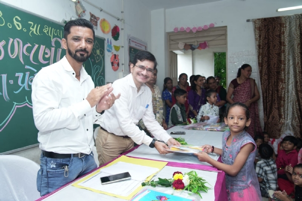 ગૃહ વિભાગના ઉપ સચિવ વેદાંત એન જોષીએ બાળકોને શાળામાં પ્રવેશ કરાવ્યો.