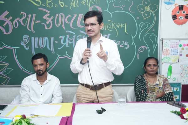 ગૃહ વિભાગના ઉપ સચિવ વેદાંત એન જોષીએ બાળકોને શાળામાં પ્રવેશ કરાવ્યો.