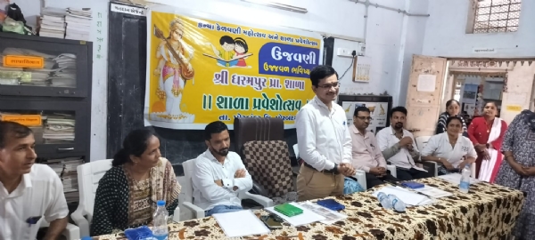 ગૃહ વિભાગના ઉપ સચિવ વેદાંત એન જોષીએ બાળકોને શાળામાં પ્રવેશ કરાવ્યો.