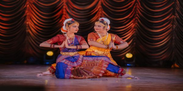 ગાંધીનગરની બે દિકરીઓએ, ભરતનાટ્યમ ‘આરંગેત્રમ્’ દ્વારા મંચ પદાર્પણ કર્યું