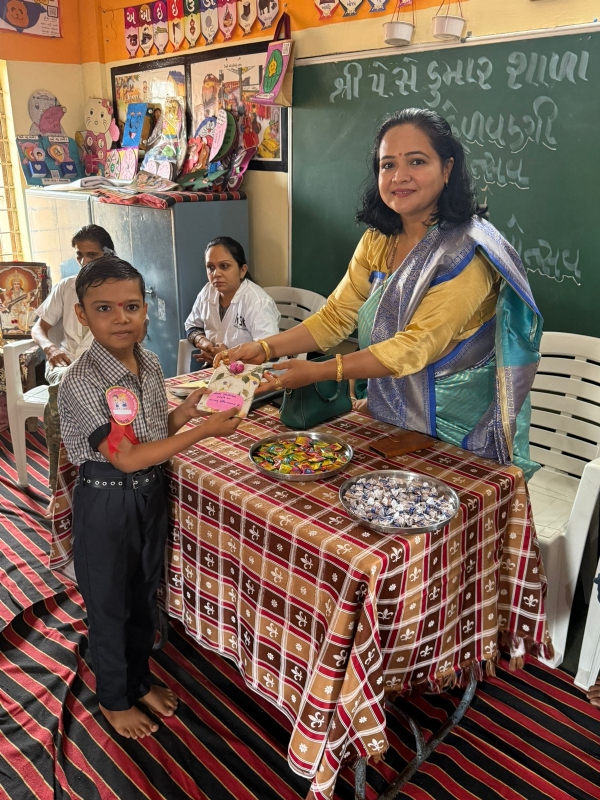 છાયા કુમાર શાળા ખાતેથી ઉપસચિવ  રીપલબેન પ્રજાપતિએ બાળકોને શાળામાં પ્રવેશ કરાવ્યો.