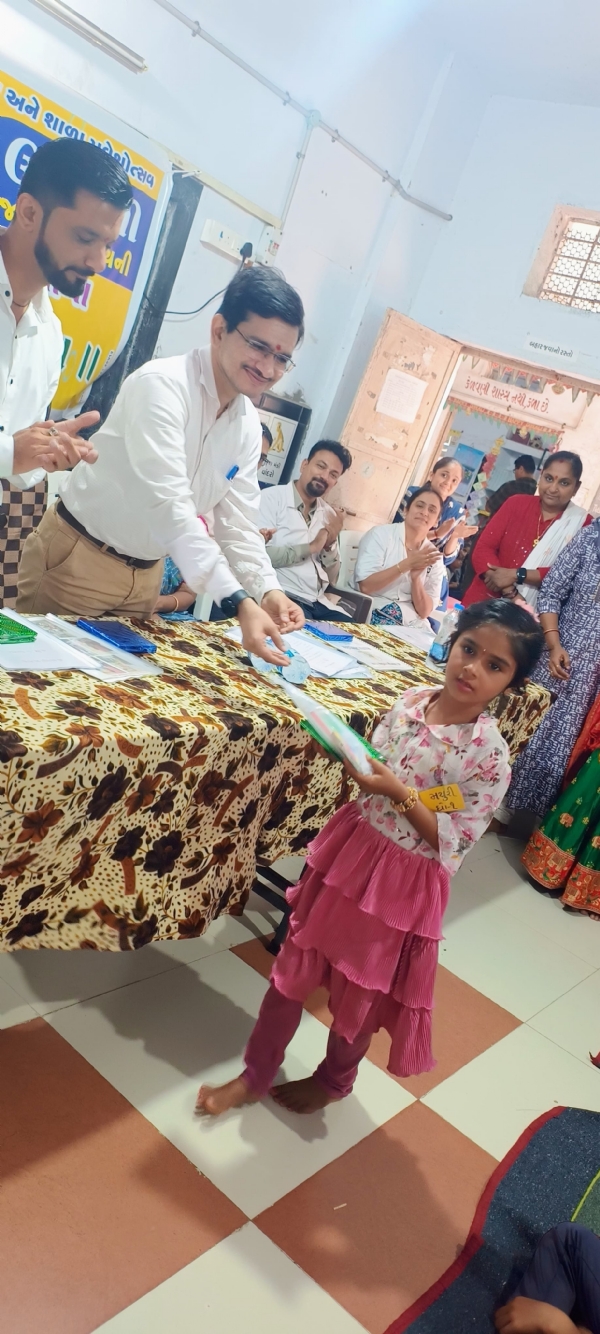 ગૃહ વિભાગના ઉપ સચિવ વેદાંત એન જોષીએ બાળકોને શાળામાં પ્રવેશ કરાવ્યો.