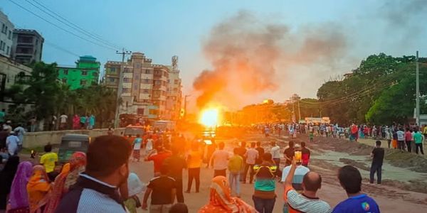 બાંગ્લાદેશમાં ગેસ સિલિન્ડર ભરેલો ટ્રક પલટી ગયો, આગ લાગી, જોરદાર વિસ્ફોટ