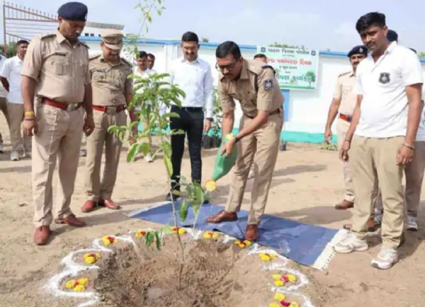 પાટણ પોલીસનું પર્યાવરણ સંરક્ષણ માટે વૃક્ષારોપણ અભિયાન