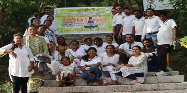 વલસાડના પારનેરા ડુંગર પર આયુર્વેદ શાખા દ્વારા 100 દિવસ યોગ કાર્યક્રમ અંતર્ગત હરિત યોગની ઉજવણી
