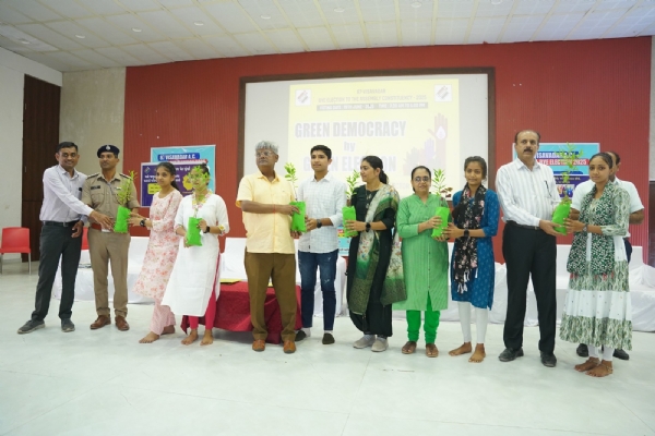 મહાનુભાવોનું પણ રોપા દ્વારા સ્વાગત કરવામાં આવ્યું હતું.