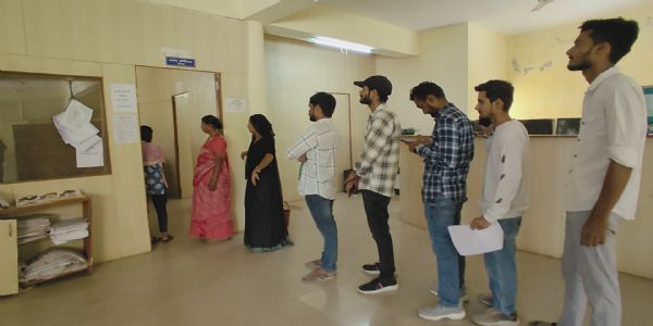 અંબાજી સહિત દાંતા તાલુકામાં 10 સંપૂર્ણ ગ્રામ પંચાયત અને 29 ગ્રામ પંચાયતમાં પેટા ચૂંટણીઓ,મતદારોમાં ભારે ઉત્સાહ જોવા મળી રહ્યો     છે જ્યારે ઉમેદવારો નિરુત્સાહી જોવા મળી રહ્યા છે