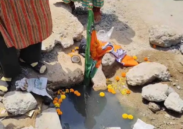 રાધનપુરના રસ્તાઓમાં કોંગ્રેસે ઊંધો ધ્વજ લગાવી દાખવ્યો વિરોધ