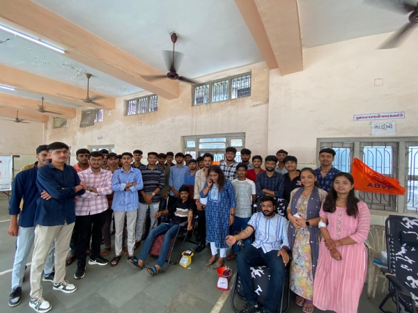 એ.બી.વી.પી ના સ્થાપના દિન નિમિત્તે રક્તદાન કેમ્પ યોજાયો.