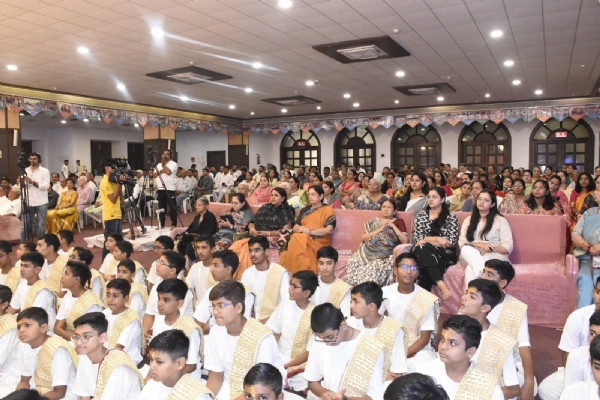 સાંદિપની પોરબંદર ગુરુ ગૌરવ એવોર્ડ સમારોહમાં સહભાગી થતા વિધાનસભાના અધ્યક્ષ  શંકરભાઈ ચૌધરી.