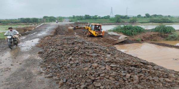 સતત વરસાદના વિરામ વચ્ચે ગઢશીશા નરેડીનો રસ્તો સમારિત કરાયો