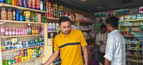 પોરબંદર પોલીસ દ્વારા મેડિકલ સ્ટોરમાં ચેકીંગ હાથ ધરાયુ.