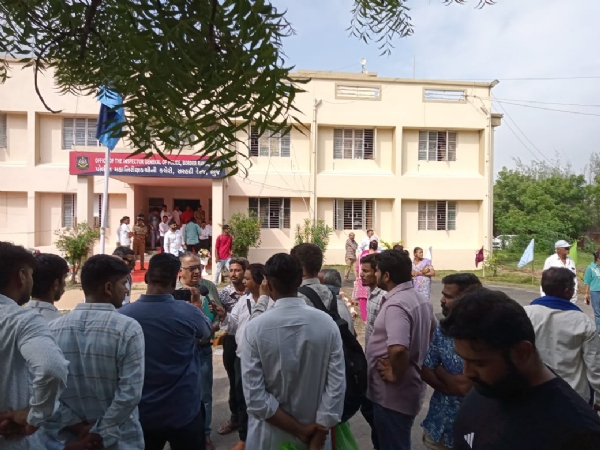 ભુજમાં પોલીસ ડીઆઇજી કચેરીમાં રજૂઆતકર્તાઓ