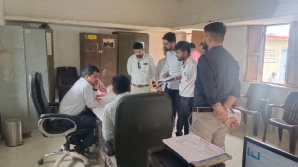 અમરેલી જિલ્લાના ખાંભા તાલુકા ખાતે કલેકટર દ્વારા દફ્તર ચકાસણી અંગે ગ્રામજનો સાથે સંવાદ કરાયો