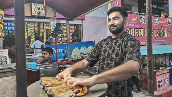 વિજપડીના યુવાનની સફળતાની ચટપટી વાર્તા: શિક્ષણ પછી પિતાની સાથે શરૂ કર્યું સ્વાવલંબનનું યાત્રા