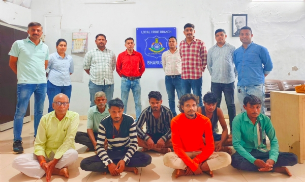 ભરૂચ એલસીબીએ ચાસવડ દૂધ ડેરીના ઘીના 935 ડબ્બાના 6 ચોરોને ઉઠાવી લીધા