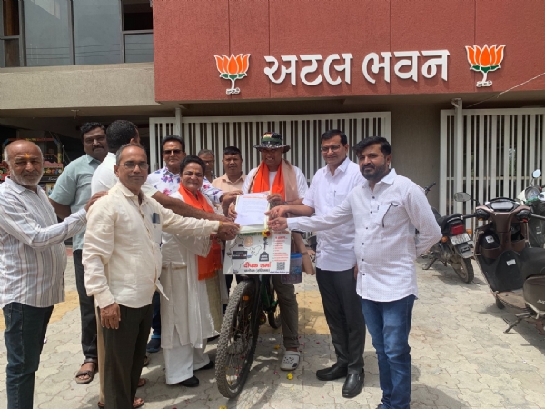 સંકલ્પ વિકસિત યાત્રા અંતર્ગત પોરબંદર આવેલ યુવાનનું અભિવાદન કરાયું.