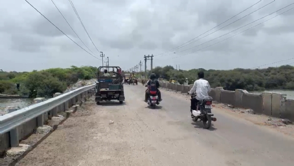 માછીમારોને વિરોધ બાદ લકડી બંદરનો પુલ ફરી શરૂ કરાયો.